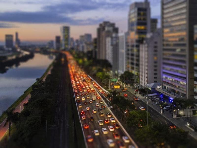 Novo decreto estabelece redução do IPI para carros sustentáveis. Na foto, trânsito na marginal Pinheiros, em São Paulo. - Adriano Vizoni/Folhapress