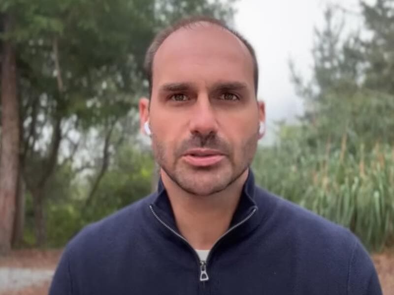 Eduardo Bolsonaro durante live. - Reprodução/YouTube