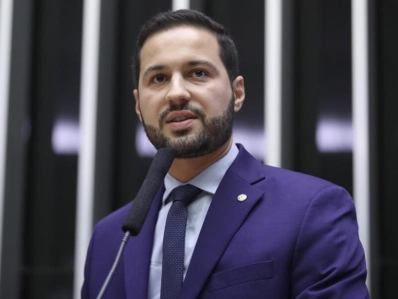 Iniciativa do deputado Paulo Litro quer ajustar a LDB à realidade de municípios que já arcam com alimentação e vestuário dos alunos. - Mário Agra/Câmara dos Deputados