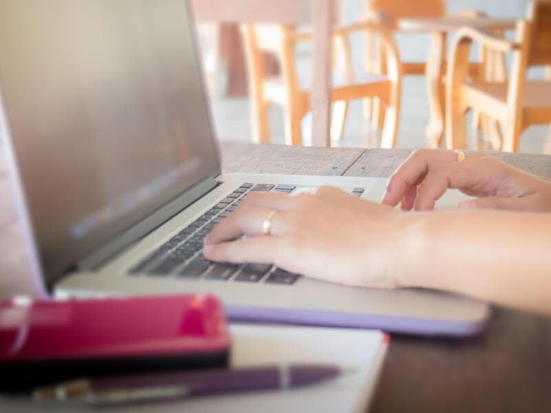 Portaria regulamenta a oferta de cursos de ensino superior à distância. - Freepik
