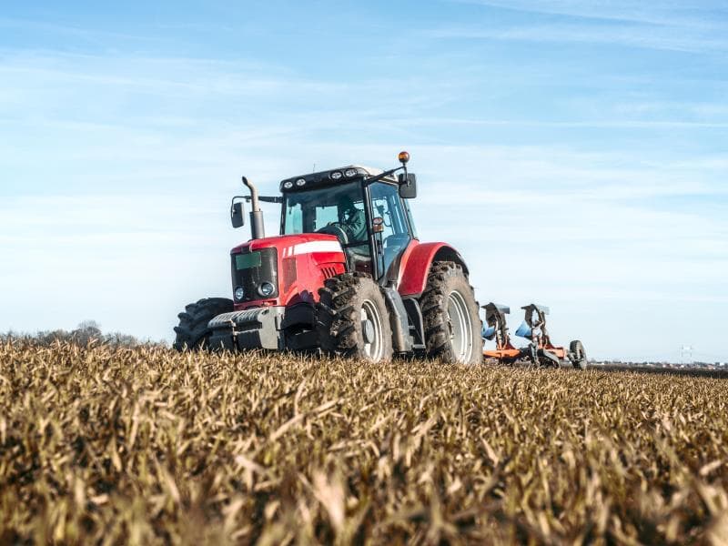 Trator no campo. - Freepik