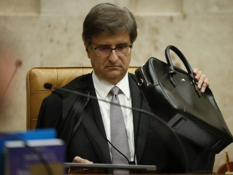 O procurador-geral da República, Paulo Gonet, assina o documento com as alegações finais da PGR. - Pedro Ladeira/Folhapress