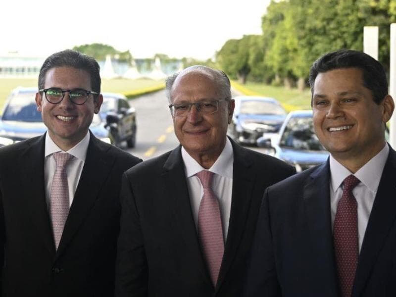 Hugo Motta (esq.) e Davi Alcolumbre (dir.) colocaram o Parlamento à disposição para aprovar medidas que ajudem na reação a Donald Trump. - Mateus Bonomi/Agif/Folhapress