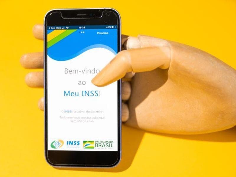 Usuários podem usar o aplicativo Meu INSS para aderir ao acordo de ressarcimento dos descontos indevidos. - Gabriel Cabral/Folhapress