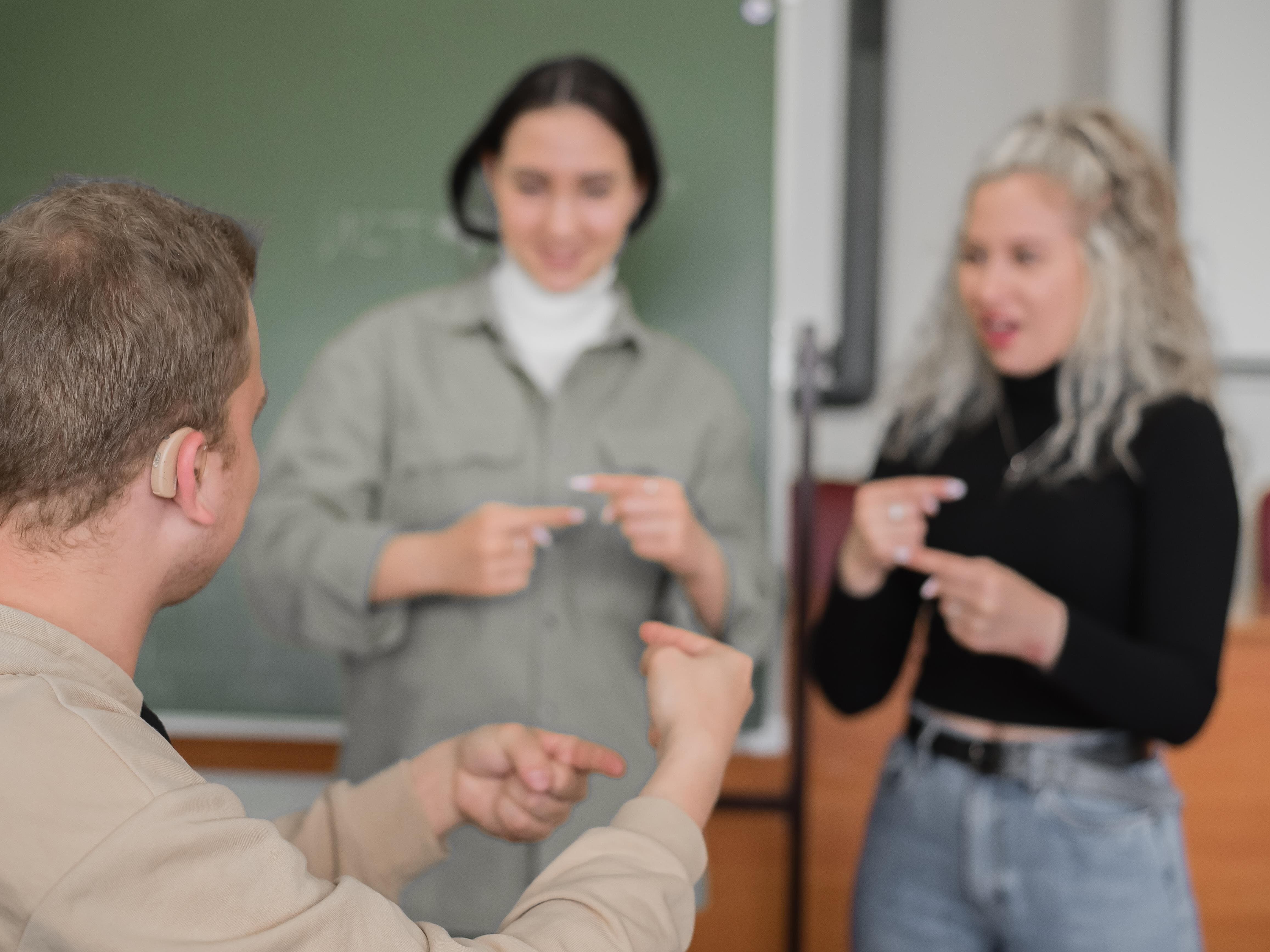 Projeto de lei visa cursos de Libras em universidades para famílias - Freepik