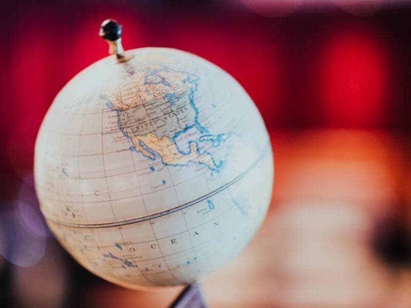 Estudo da CNI indica que efeitos do tarifaço vão reverberar pelo mundo, mas os EUA serão os mais afetados. - chuttersnap/Freepik