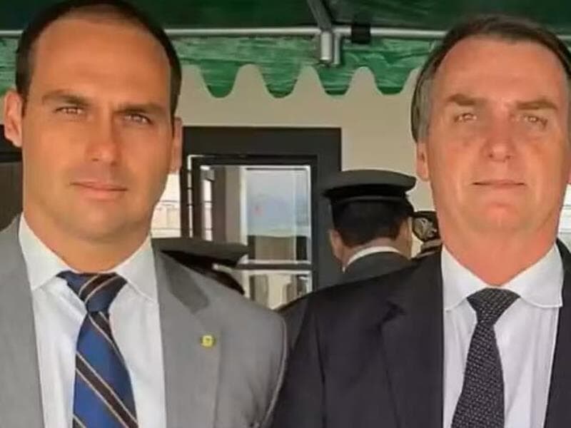 Jair Bolsonaro e seu filho Eduardo. - Reprodução/Redes sociais