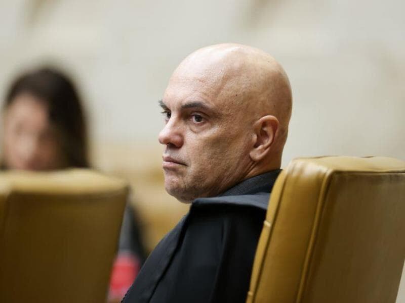 O ministro Alexandre de Moraes assina a decisão que autorizou a operação da PF contra Jair Bolsonaro. - Ton Molina/STF
