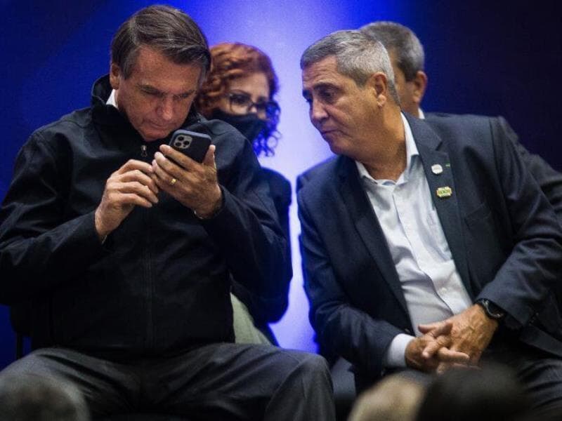 Menções ao ex-presidente dominaram a rede social X durante a manhã. Na foto, Bolsonaro observa celular cercado de aliados, em 2021. - Zanone Fraissat/Folhapress