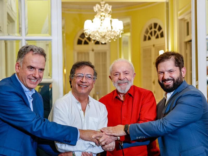 Presidentes dizem que "não basta evocar a democracia", é preciso fortalecê-la. - Ricardo Stuckert / PR