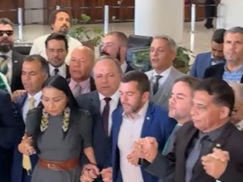 Deputados fazem oração com Bolsonaro. - Reprodução/YouTube