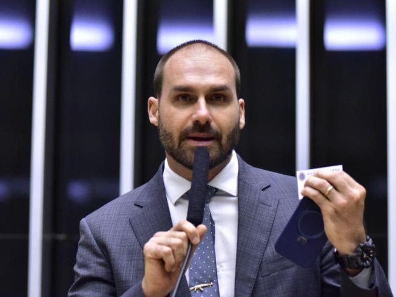 O deputado Eduardo Bolsonaro (PL-SP), nos Estados Unidos e não mais licenciado, vai começar a contabilizar faltas em plenário quando a Câmara retomar as atividades. - Zeca Ribeiro/Câmara dos Deputados