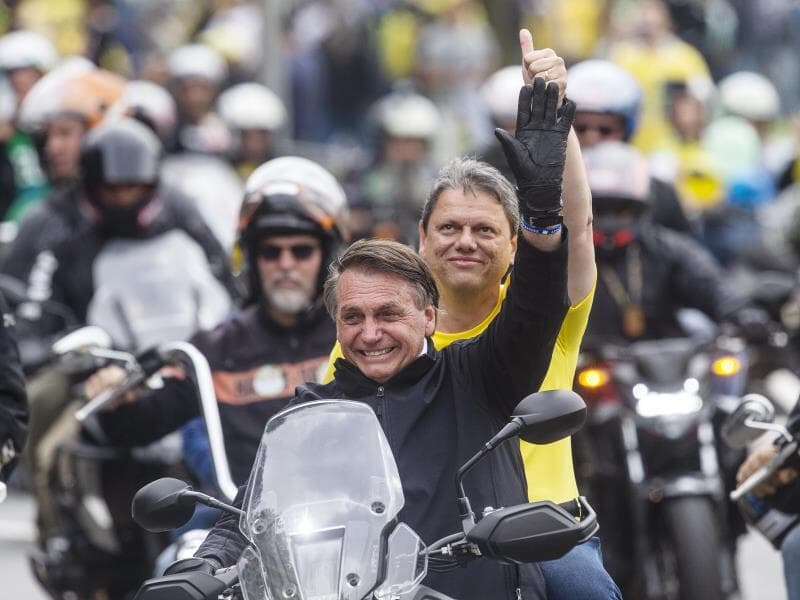 Jair Bolsonaro e Tarcísio em motociata. - Eduardo Knapp/Folhapress