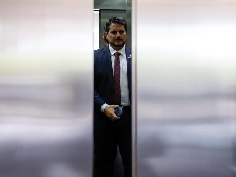Marcos do Val chamou de ilegal apreensão de passaporte e proibição de deixar o país, determinadas por Alexandre de Moraes. - Pedro Ladeira/Folhapress