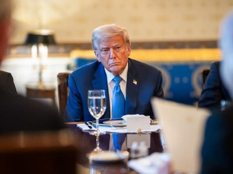 Para professor de Relações Internacionais, pressão inflacionária causada por tarifaços pode piorar popularidade de Donald Trump. - Arte Congresso em Foco
