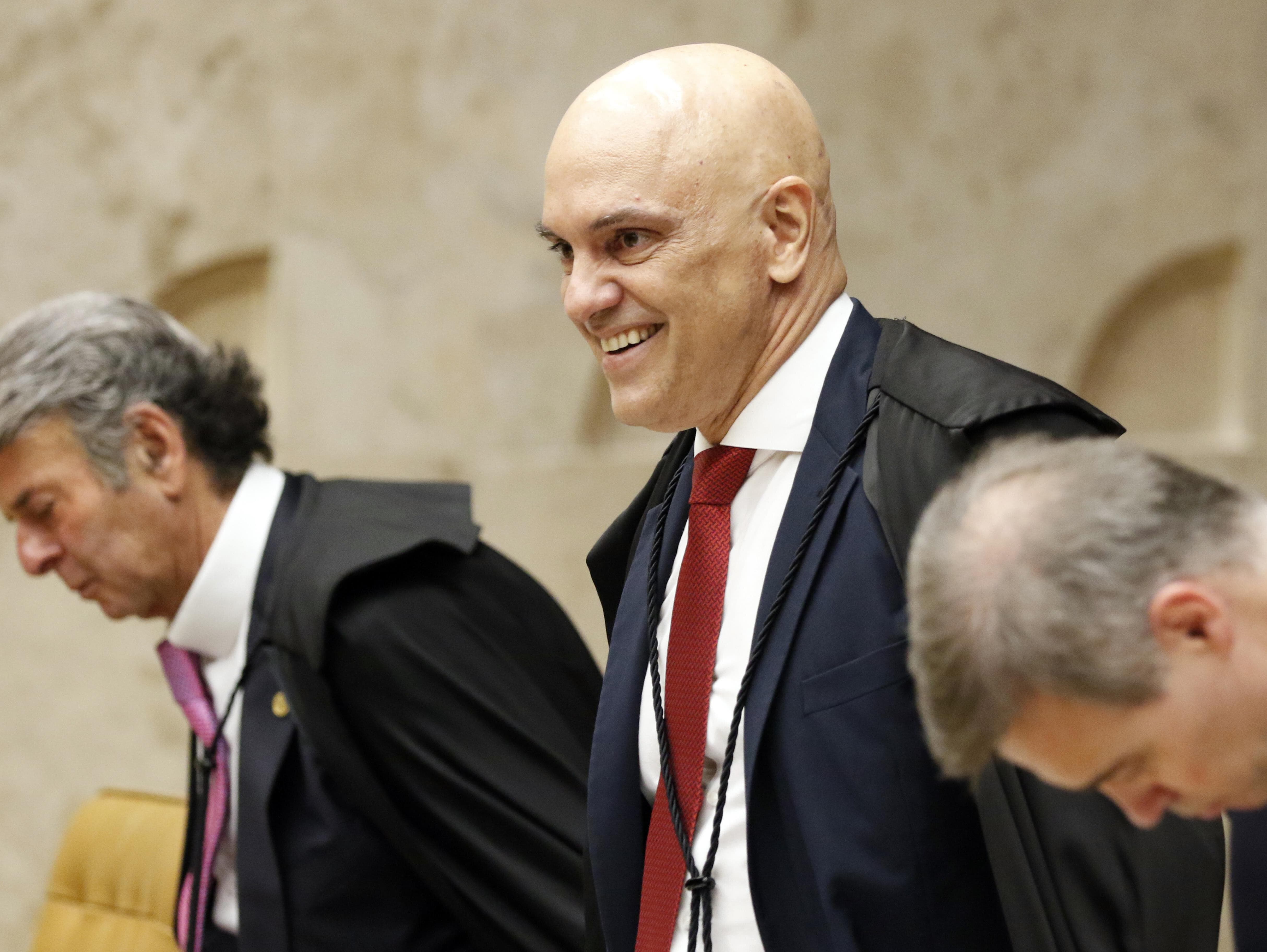 Alexandre de Moraes entre os ministros Luiz Fux e André Mendonça. - Bruno Peres/Agência Brasil