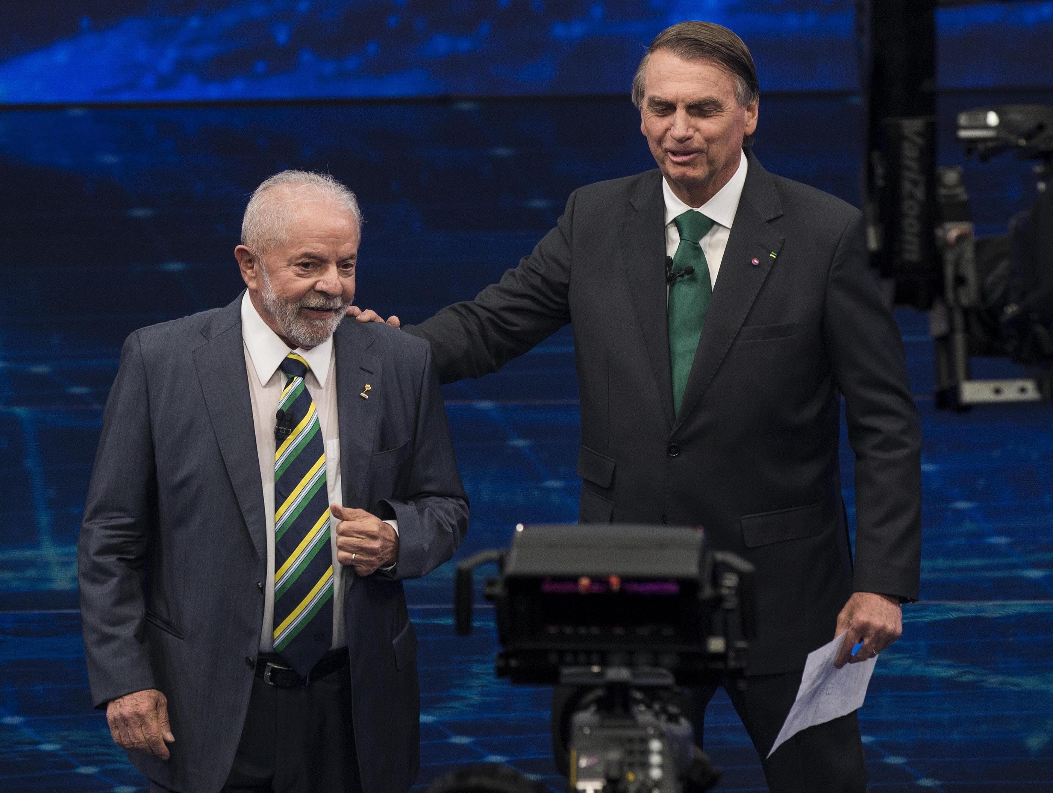 Lula e Bolsonaro em debate eleitoral em 2022. Em relação a pesquisa anterior, petista deixa Bolsonaro, que está inelegível, para trás. - Marlene Bergamo/Folhapress