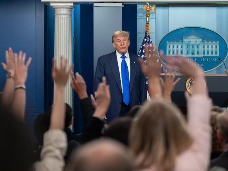 Jornalistas levantam a mão para fazer perguntas a Donald Trump. Presidente dos EUA usou processo contra Bolsonaro para justificar taxação contra o Brasil. - Abe McNatt/Casa Branca