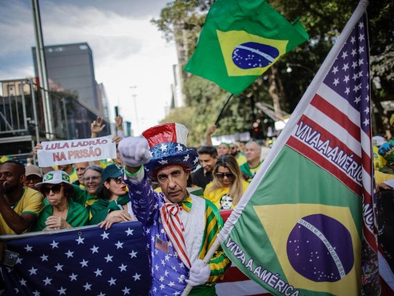 Autodenominados "patriotas", manifestantes alternaram o verde-amarelo com as cores da bandeira dos EUA. - Bruno Santos/Folhapress