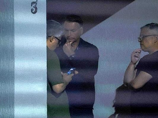 Bolsonaro no momento em que recebe a ordem de prisão domiciliar. Para Alexandre de Moraes, ele descumpriu reiteradamente restrições impostas a ele. - Pedro Ladeira/Folhapress