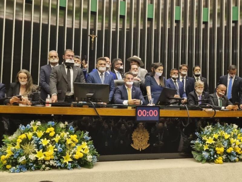 Deputados ocupam a Mesa da Casa em obstrução. - Reprodução/X