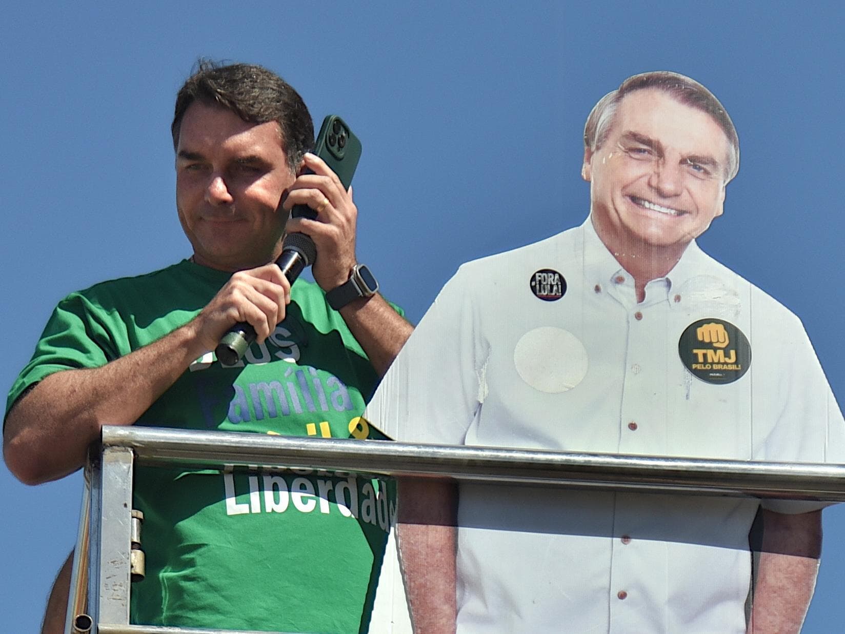 Flávio Bolsonaro fez ligação para o pai durante manifestação contra o STF e pela anistia dos envolvidos em tentativa de golpe. Gesto desrespeitou regras impostas anteriormente ao ex-presidente, segundo Alexandre de Moraes, ao justificar a prisão domiciliar. - Saulo Angelo/Thenews2/Folhapress