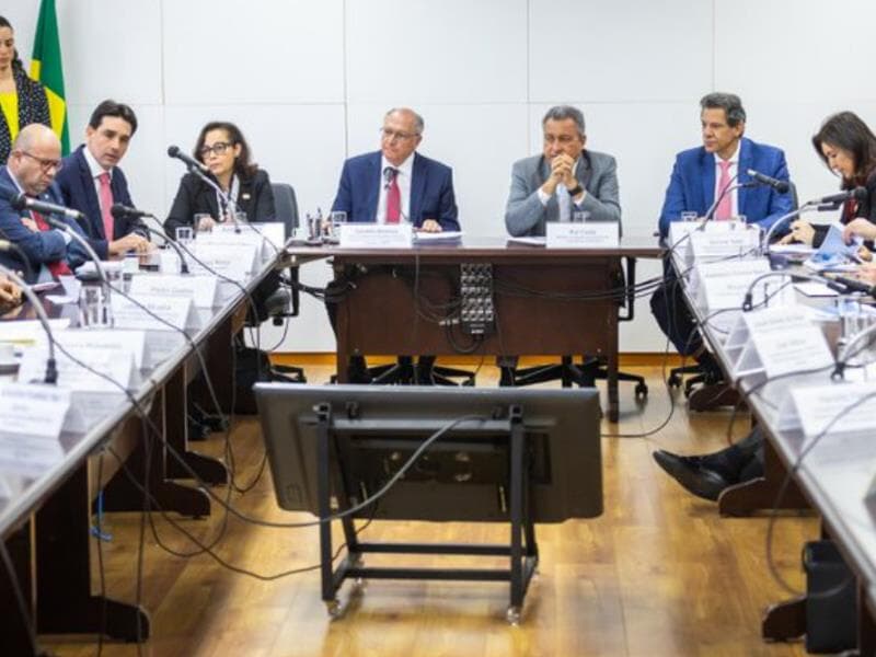 Haddad em reunião com Geraldo Alckmin e ministros para discutir medidas que serão adotadas para reduzir prejuízos de setores afetados pelo tarifaço. - Diogo Zacarias/Ministério da Fazenda