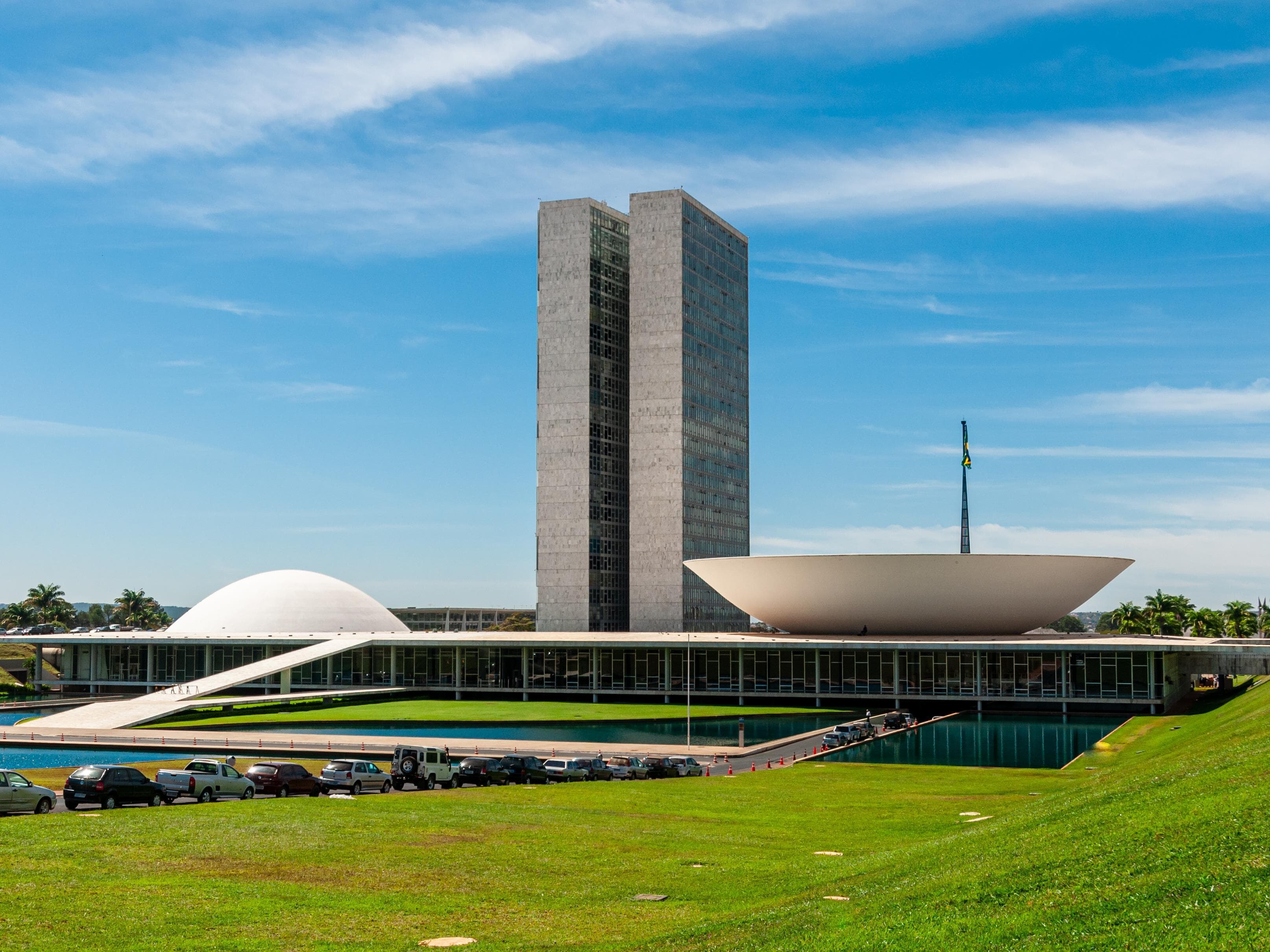 O Projeto de Lei  577/25, do deputado Duda Ramos (MDB-RR), está em análise na Câmara dos Deputados e visa a proibição de cláusulas de fidelização em contratos de prestação de serviços. - Freepik