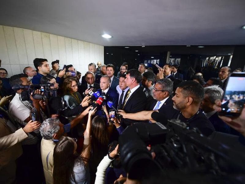 Senadores oposicionistas concedem entrevista coletiva após encerrar motim no plenário. - Saulo Cruz/Agência Senado
