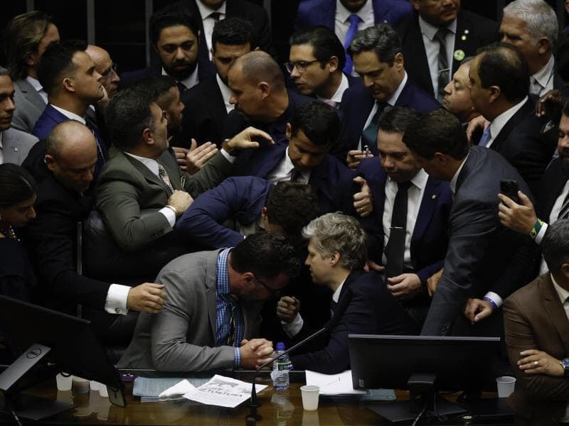 Bolsonaristas ocuparam as cadeiras da Mesa Diretora para pressionar pela aprovação da anistia e em protesto contra a prisão domiciliar de Jair Bolsonaro. - Pedro Ladeira/Folhapress