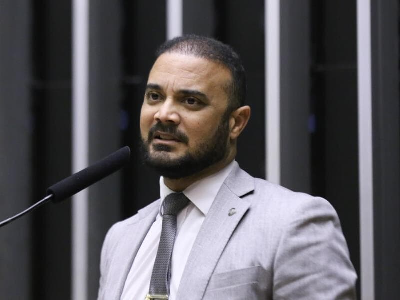 Deputado argumenta que medida reconhece custos pessoais de profissionais que atuam na proteção da sociedade. - Kayo Magalhães/Câmara dos Deputados