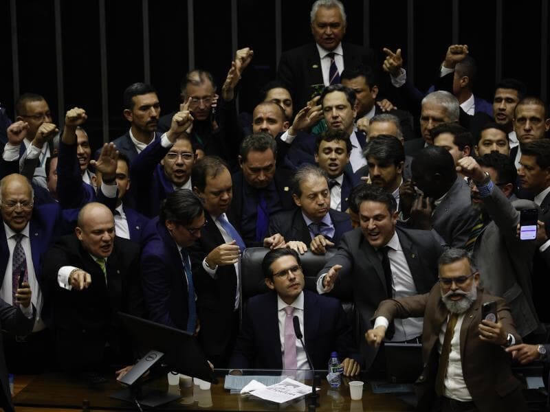 Deputados tentaram impedir o presidente Hugo Motta de conduzir os trabalhos; presidente encaminhou representação contra 14 parlamentares. - Pedro Ladeira/Folhapress