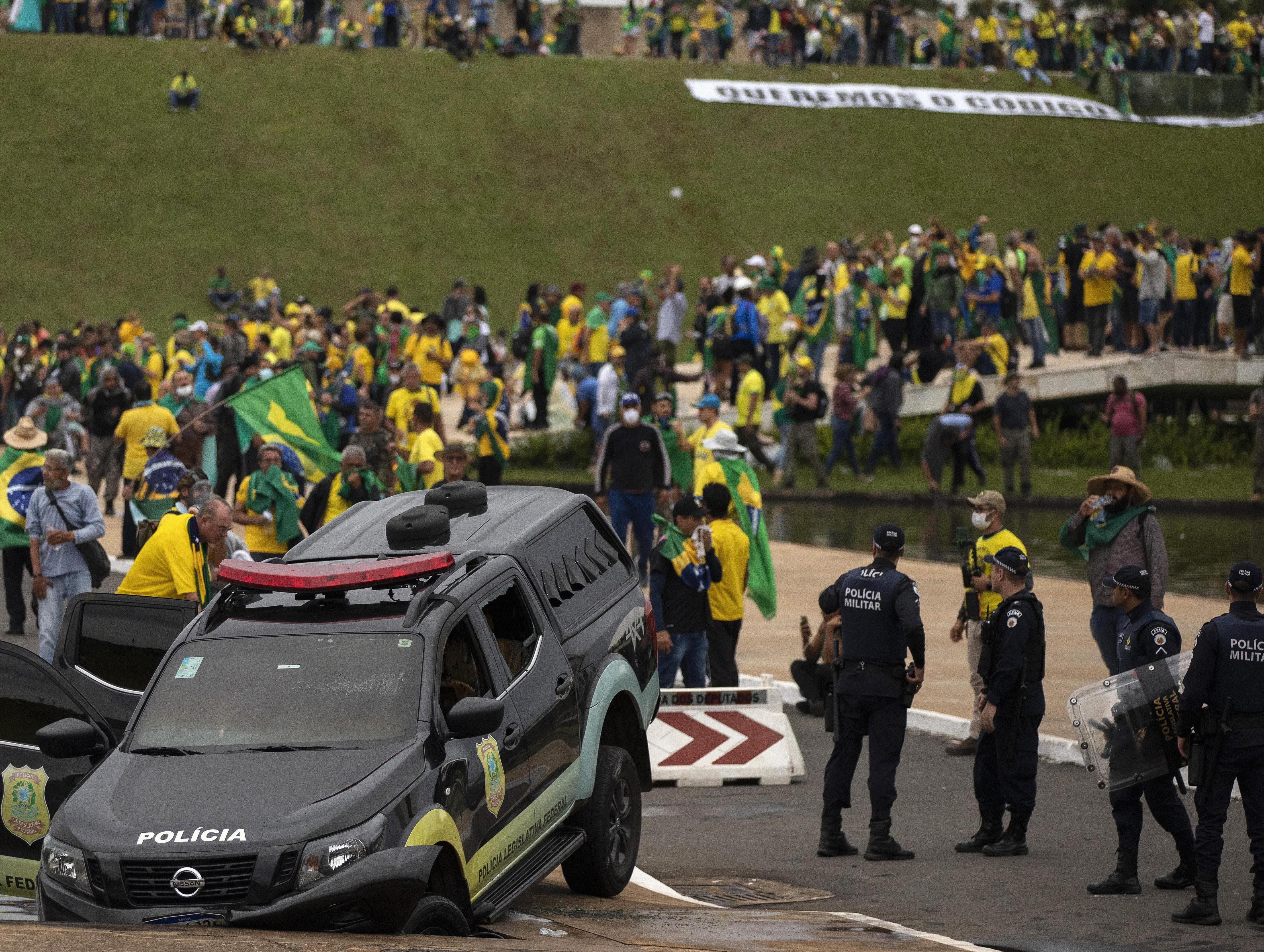 Carro da polícia legislativa também foi alvo dos participantes dos atos de 8 de janeiro. - Joedson Alves/Agência Brasil