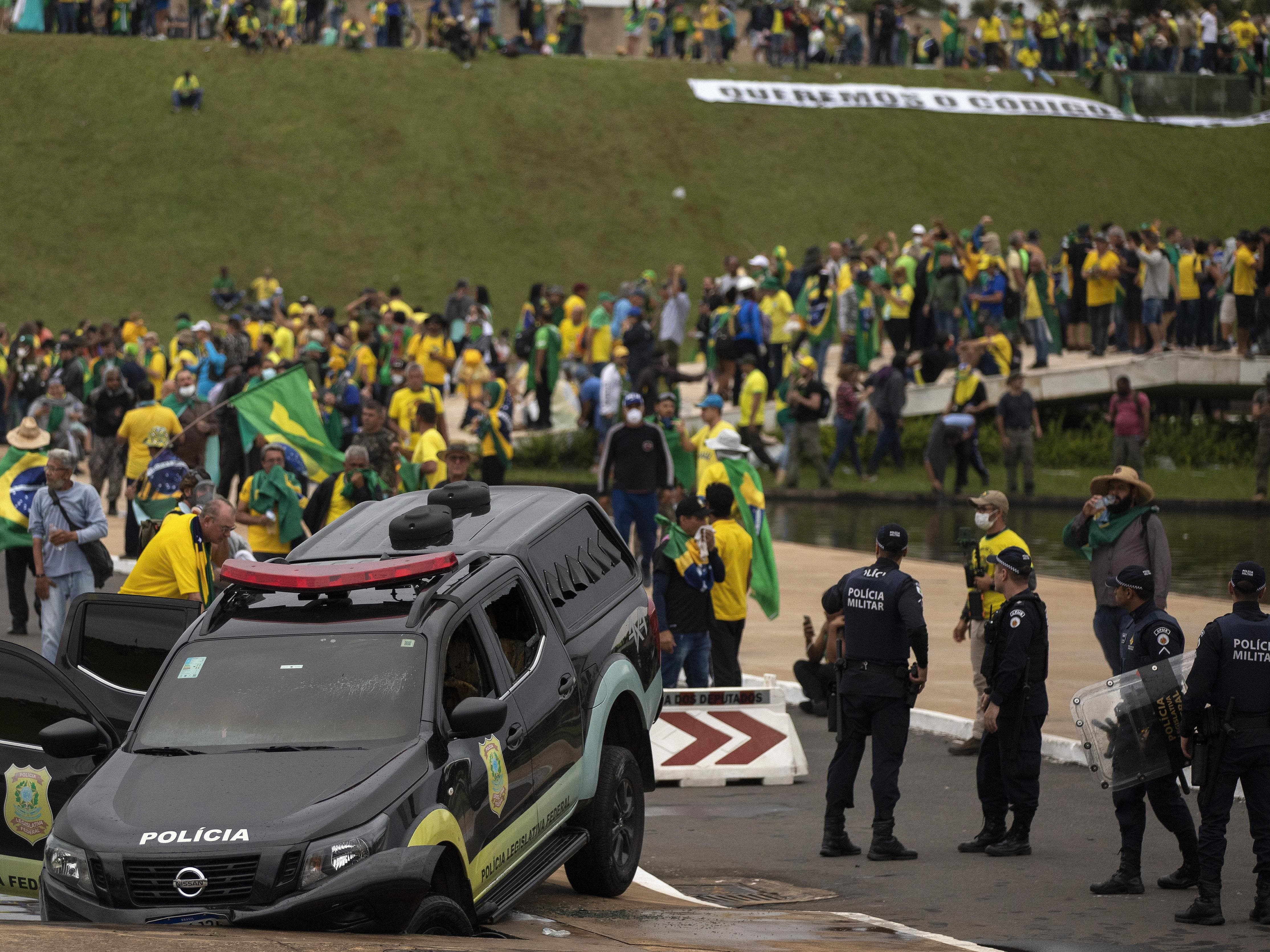 Carro da polícia legislativa também foi alvo dos participantes dos atos de 8 de janeiro. - Joedson Alves/Agência Brasil