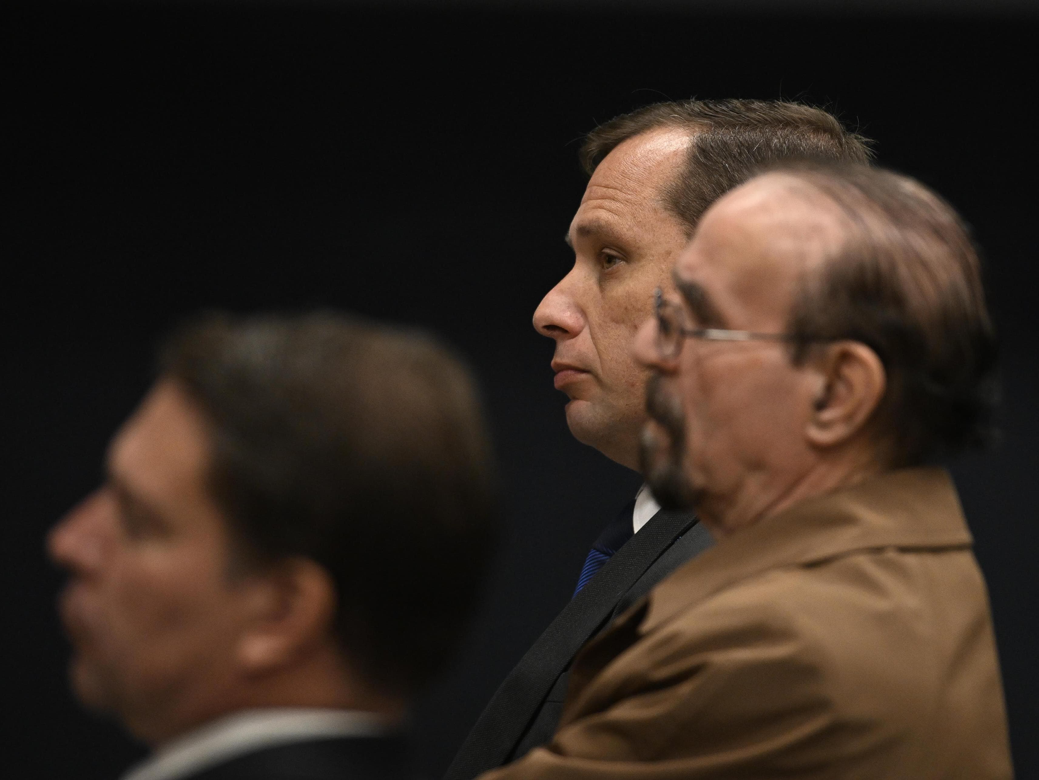 Mauro Cid, ao centro, durante sessão no STF. Delator é atacado pelos demais réus nas alegações finais entregues às vésperas de julgamento.  - Mateus Bonomi/AGIF/Folhapress