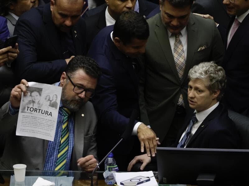Marcos Pollon e Marcel Van Hatten ocupando cadeiras da Mesa Diretora da Câmara. - Pedro Ladeira/Folhapress