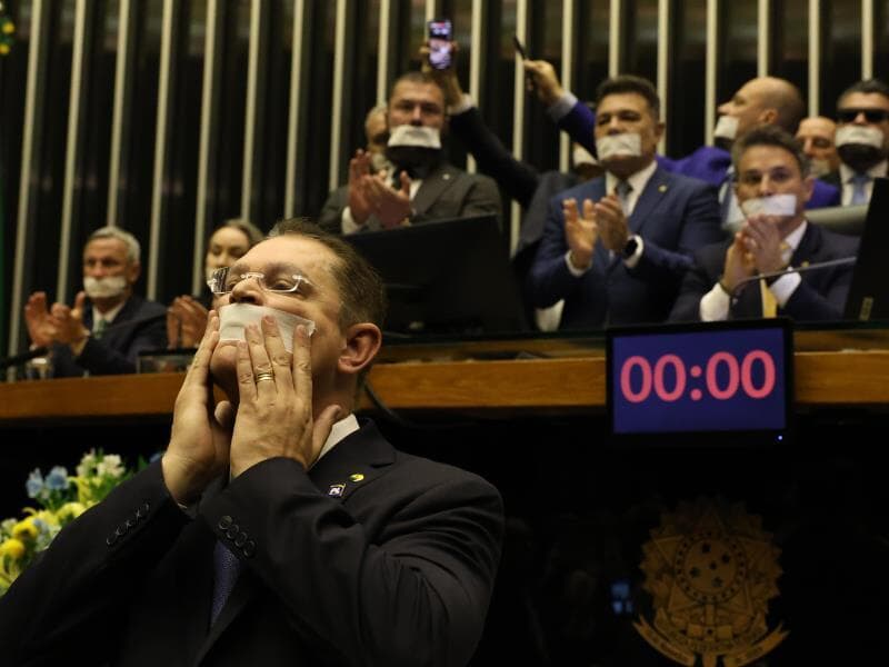 Deputados bolsonaristas ocuparam Mesa da Câmara e protestaram com adesivos na boca. - José Cruz/Agência Brasil