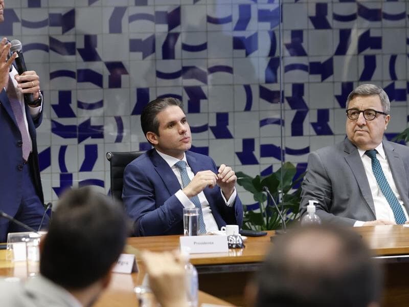 Proposta exige novas regras para plataformas digitais acessadas por menores. - Marina Ramos/Câmara dos Deputados