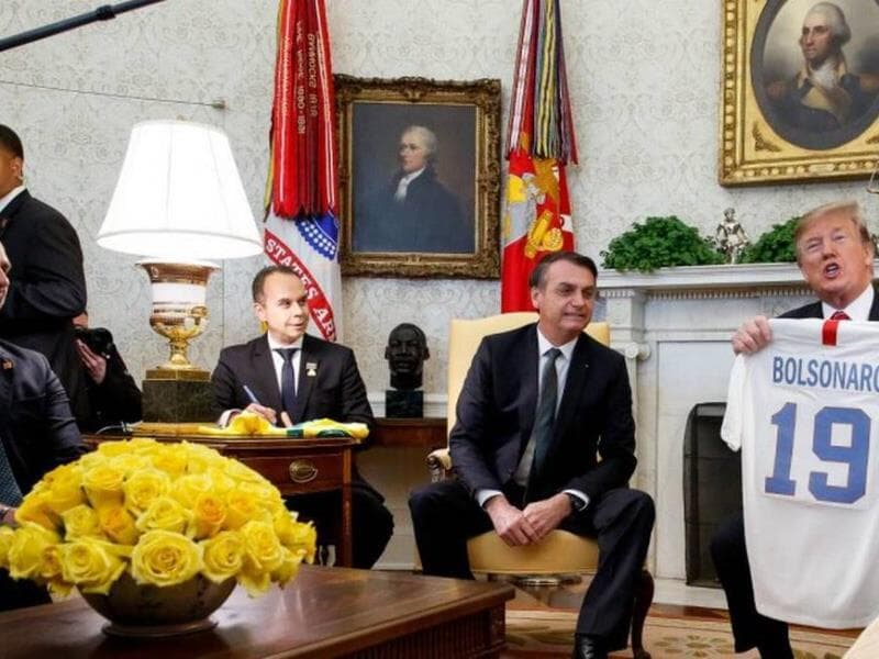 Eduardo e Jair Bolsonaro em encontro com Donald Trump em 2019. - Isac Nóbrega/Presidência da República