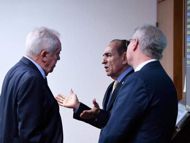 Marcelo Castro, ao centro, conversa com Otto Alencar, presidente da CCJ, e o senador Renan Calheiros.  - Edilson Rodrigues/Agência Senado