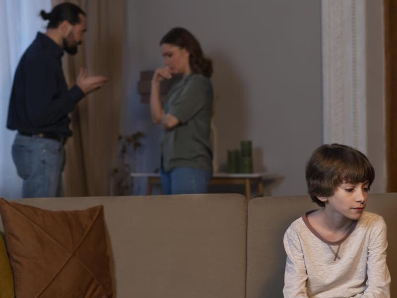 Comissão aprova pena maior para quem violar guarda de menores. - Freepik
