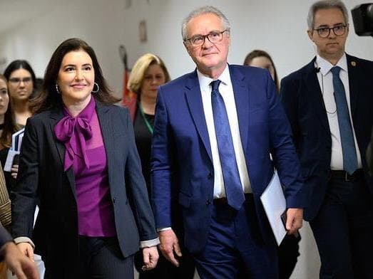 Simone Tebet chega ao Senado acompanhada do presidente da CAE, Renan Calheiros. - Andressa Anholete/Agência Senado