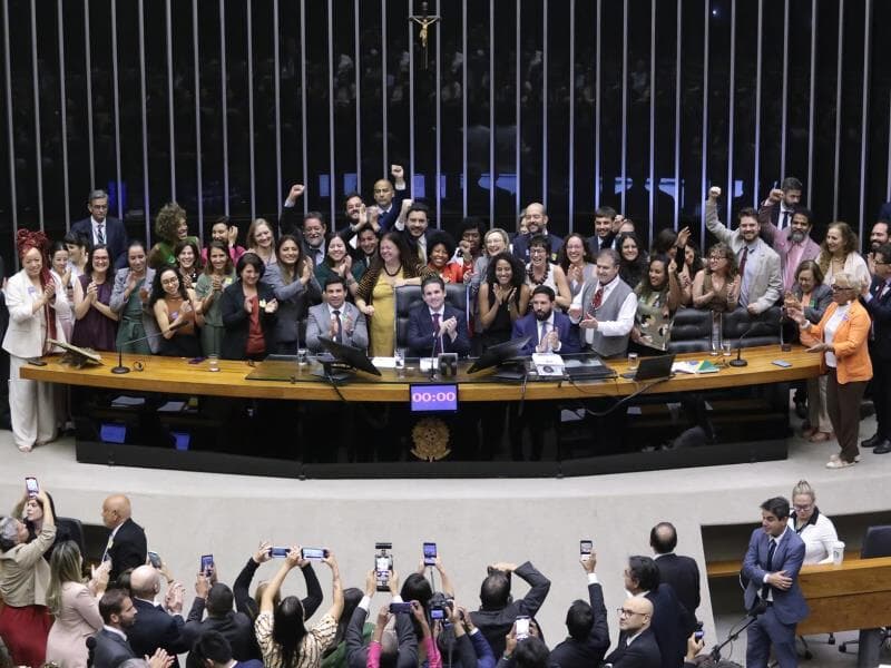 Câmara aprova projeto para proteger crianças no ambiente digital. - Kayo Magalhães / Câmara dos Deputados