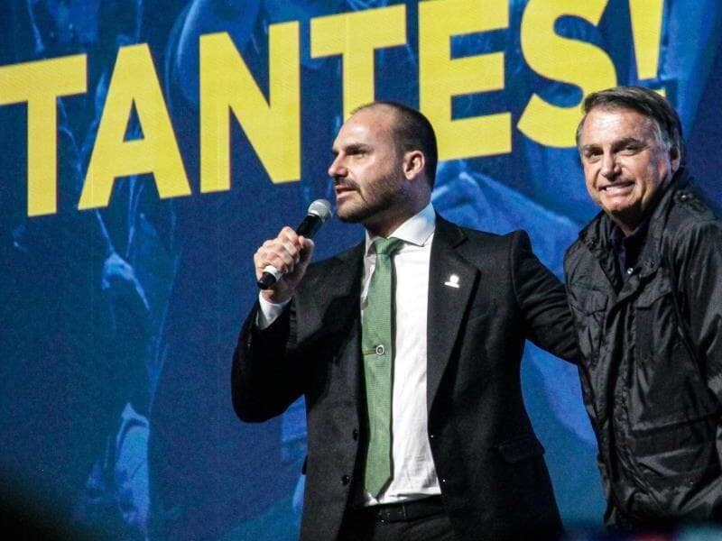 Eduardo e Jair Bolsonaro foram indiciados pela PF. - Vitor Souza/Agencia Enquadrar/Folhapress