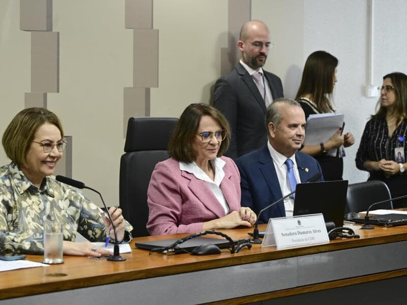 Senadora Jussara Lima (PSB-PI), à esquerda, e senadora Damares Alves (Republicanos-DF), no centro da imagem.  - Geraldo Magela/Agência Senado