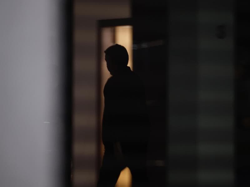 Bolsonaro visto dentro de casa durante o período de prisão domiciliar. - Pedro Ladeira/Folhapress