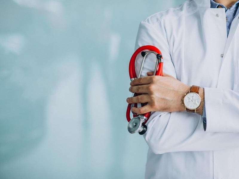 Na proposta, o senador Astronauta Marcos Pontes (PL-SP) destaca altos custos ao sistema pública e à saúde dos pacientes em caso de erro médico. - Freepik