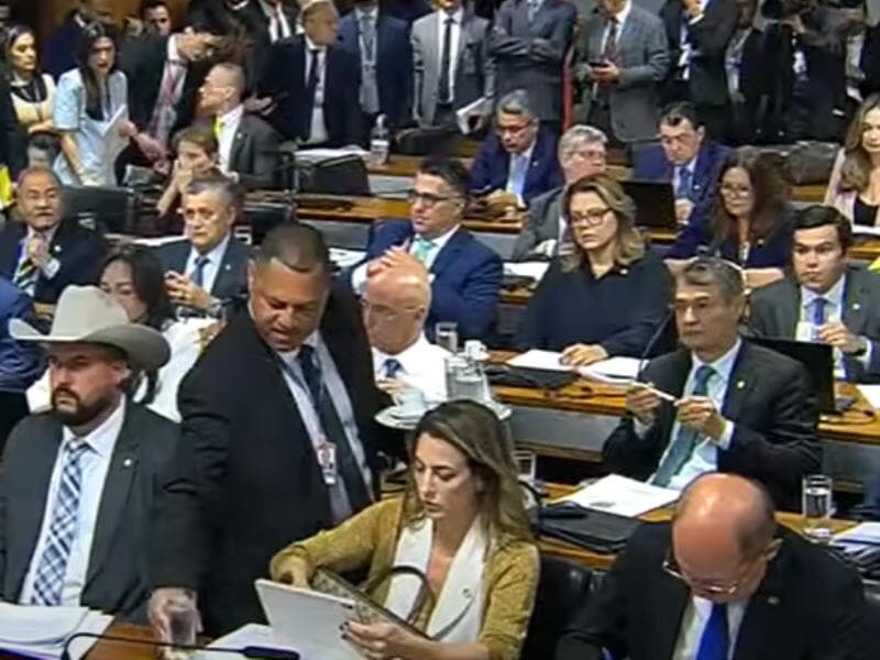Parlamentares da base do governo e da oposição conversam antes da abertura da reunião da CPMI do INSS. - Reprodução/Youtube