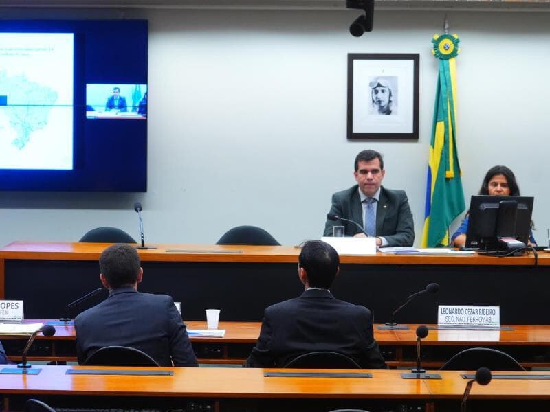 Ricardo Ayres (Republicanos-TO) defende expansão do modal ferroviário como estratégia de descarbonização dos transportes. - Pablo Valadares/Câmara dos Deputados