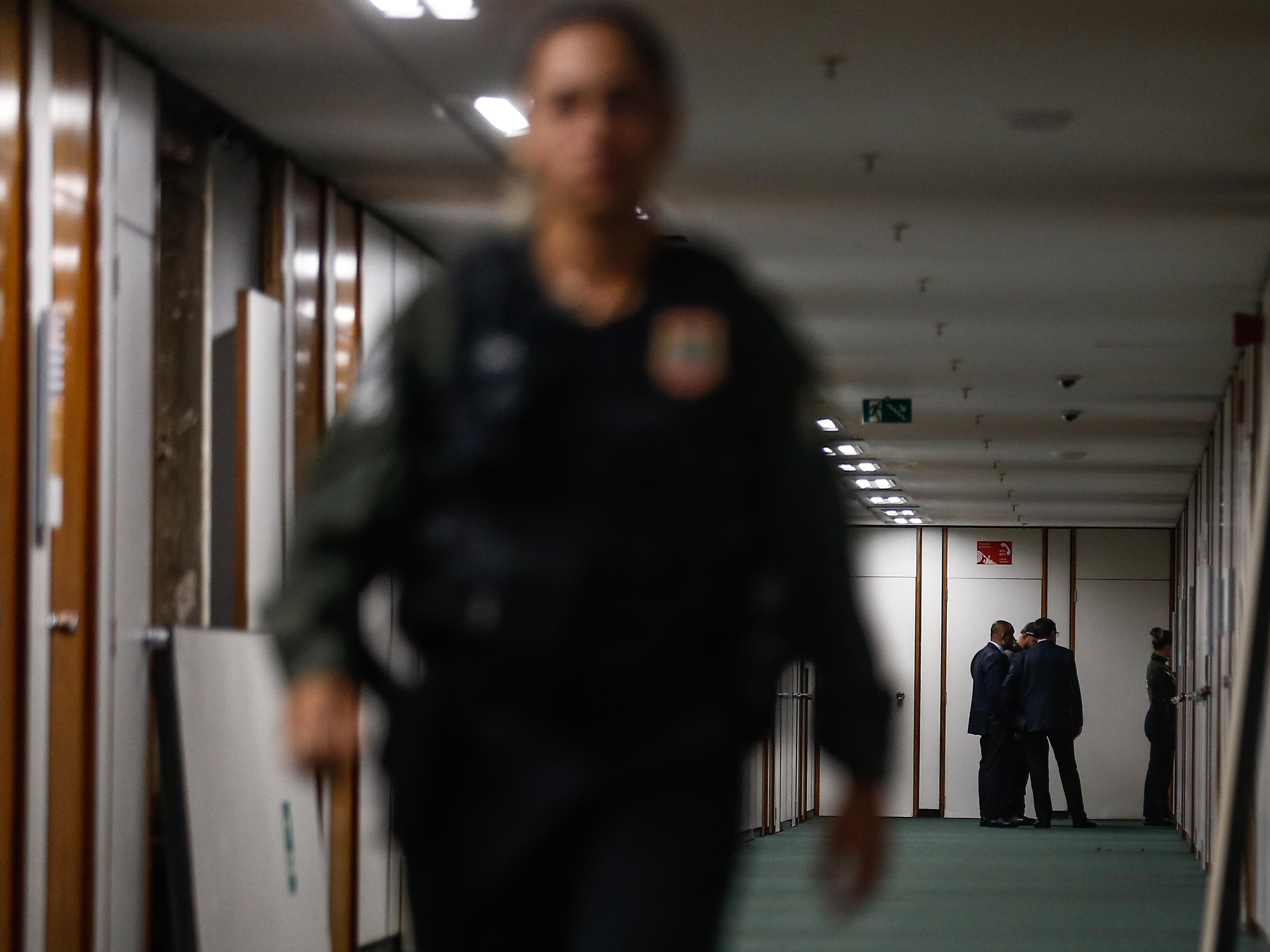 Agentes da PF cumprem mandado de busca e apreensão no gabinete do deputado Delegado Alexandre Ramagem, em fevereiro de 2024. Proposta dificulta esse tipo de ação. - Gabriela Biló/Folhapress